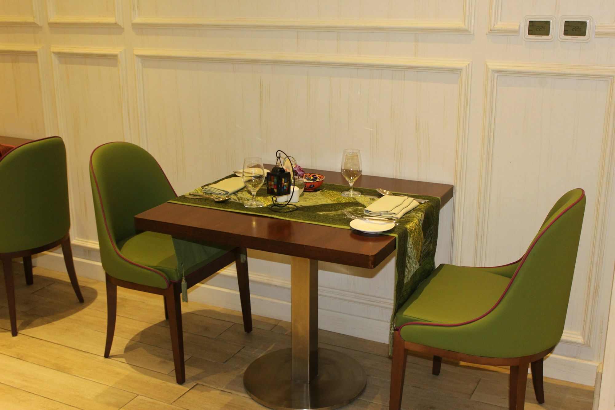 La Verda Suites And Villas Dubai Marina エクステリア 写真 A table and chairs